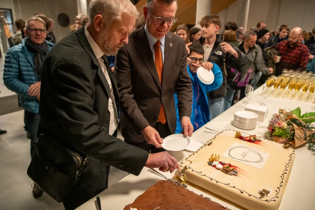 Hans Munthe-Kaas and UiT rector Dag Rune Olsen cutting the opening cake.