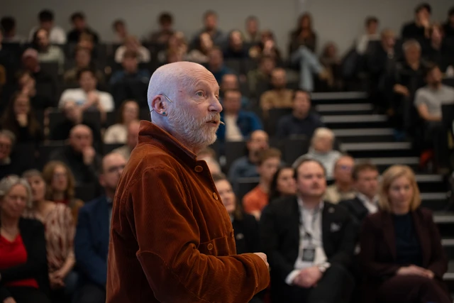 Marcus du Sautoy speaking to the audience at UiT.